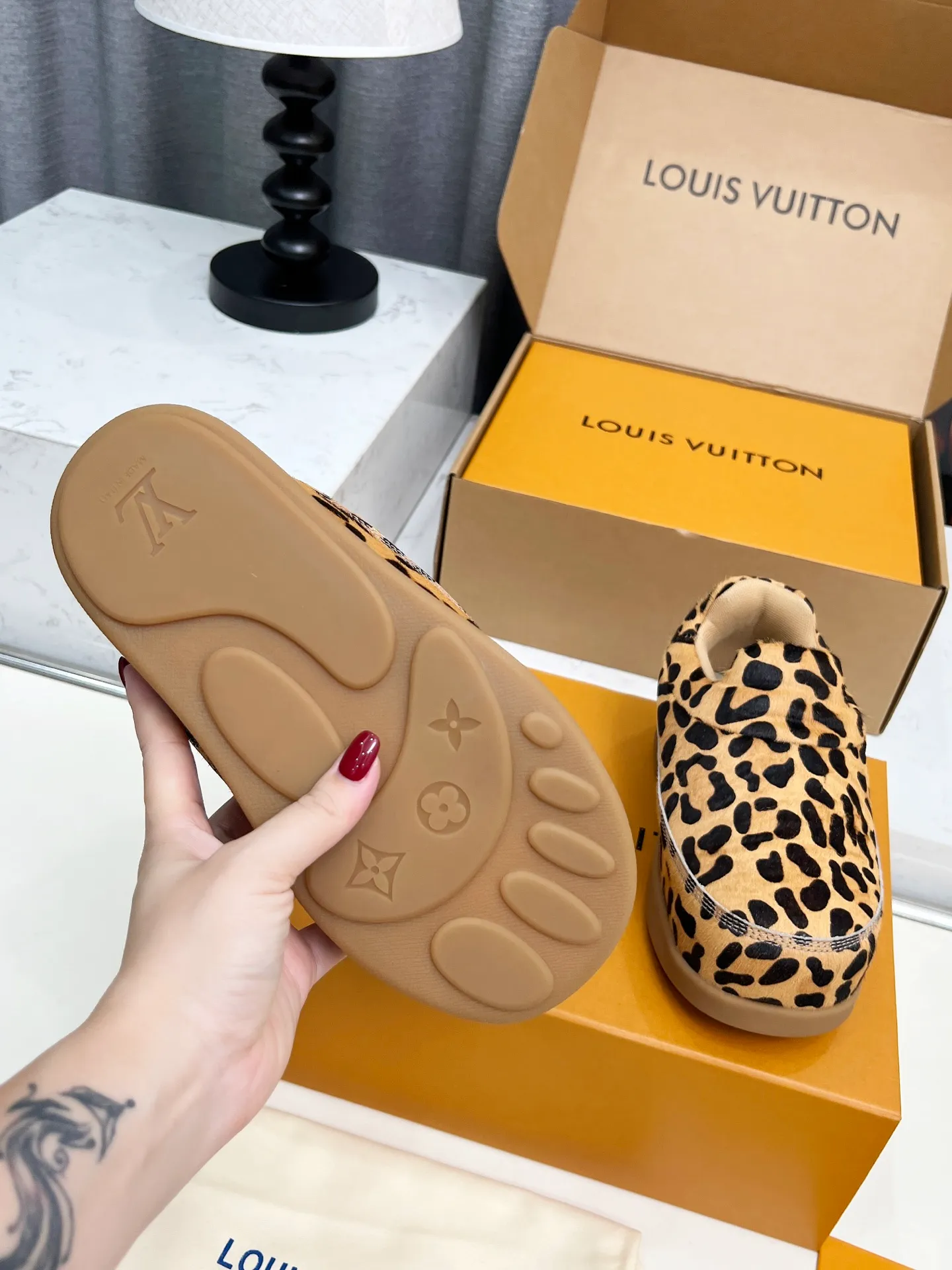 [L Family] P: 740💰 Couple model, size: women 35-41 (customized at 41 for women), 39-46 for men (customized at 45.46) The 2025 iteration of this Time Out sneaker, couple model, LV co-branded nigo, donkey brand, Louis Vuitton, ugly, cute😍Many Internet celebrities have shown off their feet, a classic and versatile item. Fabric: Imported high mercerized cow suede. Lining: high-grade elastic mesh, outsole: original molded outsole, palm print rubber outsole with hidden L letter and Monongram flower.